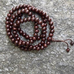 ROSEWOOD MALA Produceret af tibetanske kunsthndvrkere og munke i det tibanske settlement, Indien.