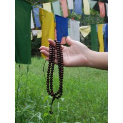 ROSEWOOD MALA Produceret af tibetanske kunsthndvrkere og munke i det tibanske settlement, Indien.