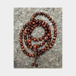  BRUN TIGER EYE MALA Produceret af tibetanske kunsthndvrkere i det tibanske settlement, Indien