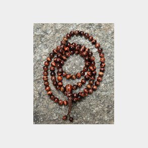  BRUN TIGER EYE MALA Produceret af tibetanske kunsthndvrkere i det tibanske settlement, Indien
