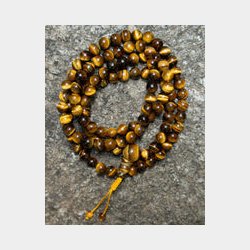 GUL TIGER EYE MALA Produceret af tibetanske kunsthndvrkere i det tibanske settlement, Indien