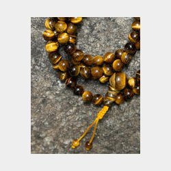 GUL TIGER EYE MALA Produceret af tibetanske kunsthndvrkere i det tibanske settlement, Indien